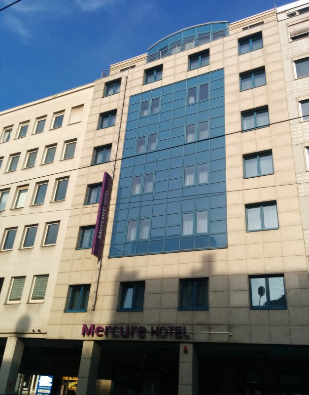 Außenansicht des Mercure Frankfurt Messe City von der Strassenbahnhaltestelle "Platz der Republik" her