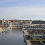Vom Leuchtturm aus zum Hafenhotel blickend genießen wir die Ruhe