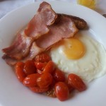 Mein Teil des Frühstücks im Ness Bank Guest House: Bacon, Eggs, Sausage and tomatos