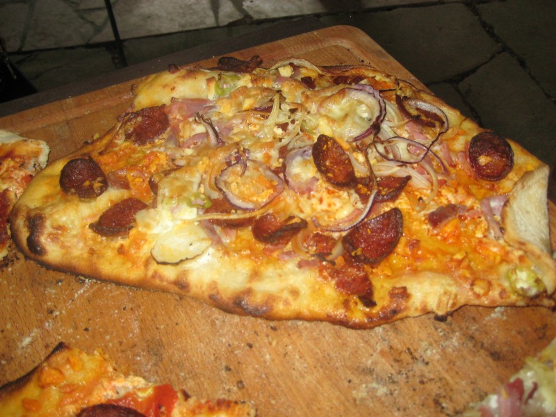 Bild meiner ungarischen Pizza: Viel Salami, Schinken, Paprika, Käse und Zwiebeln