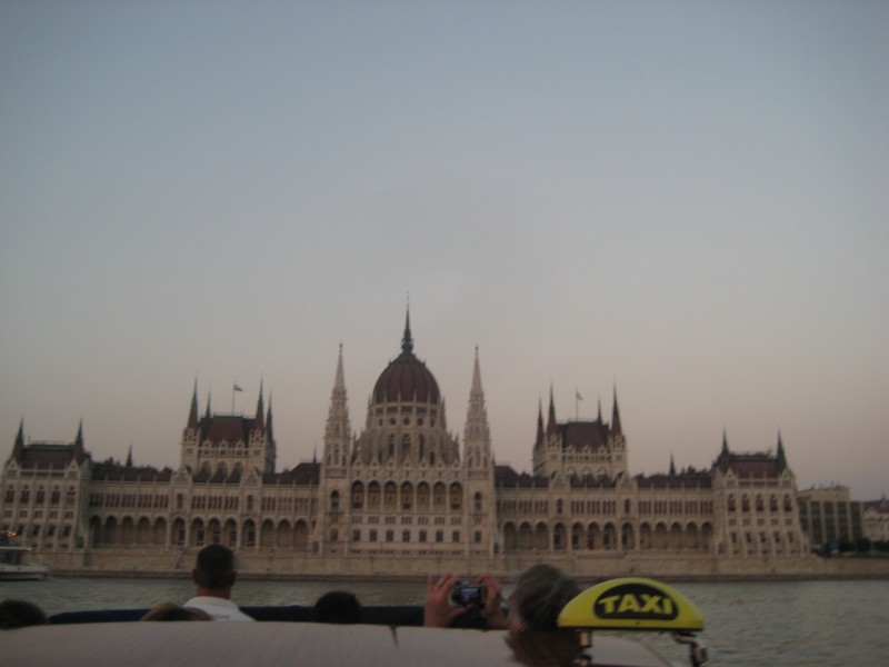 Bild von unserer Anfahrt auf das Parlament in Budapest mittels Dunarama