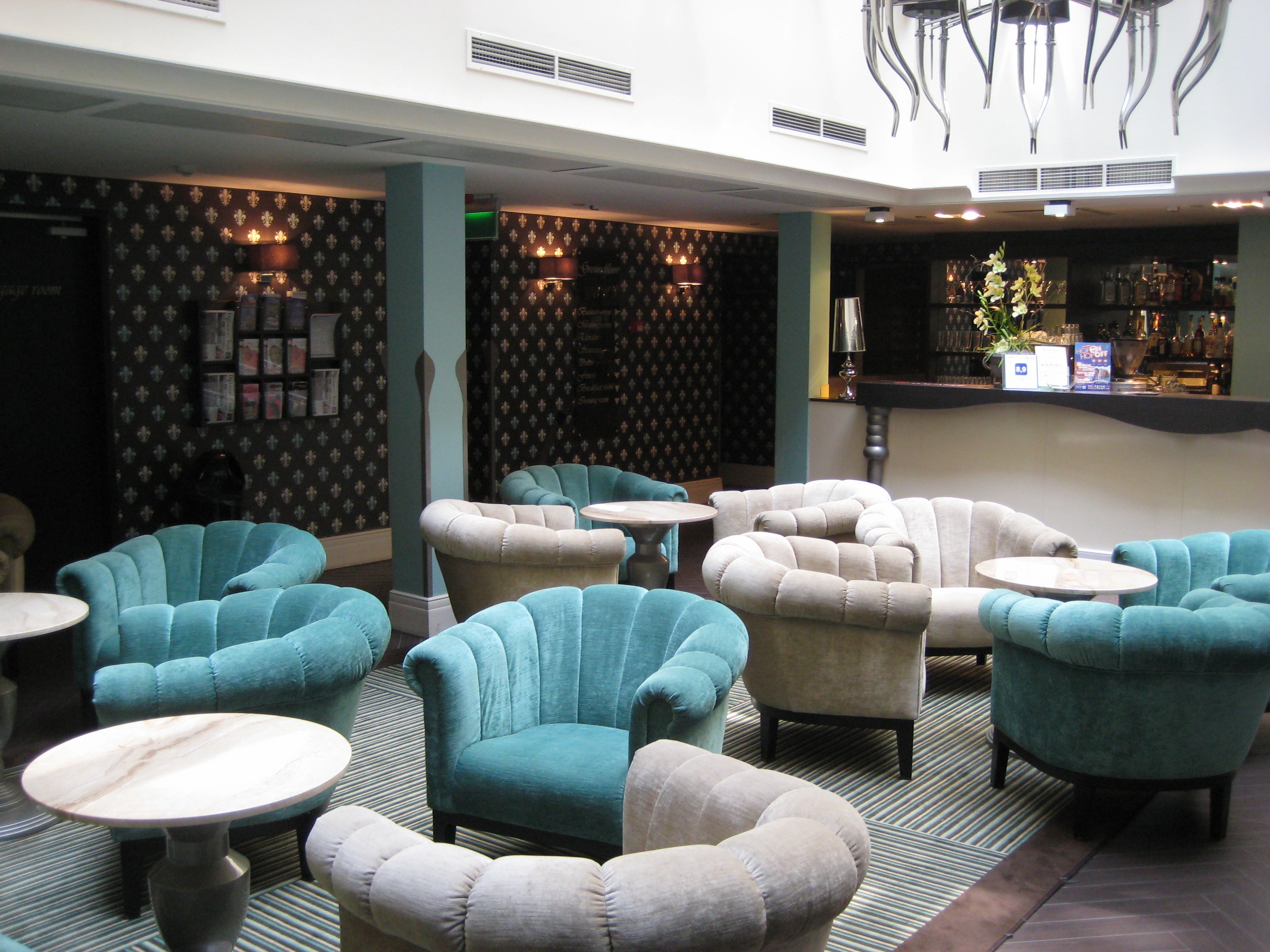 Bild von der Lobby mit der Bar im La Prima Fashion Hotel Budapest