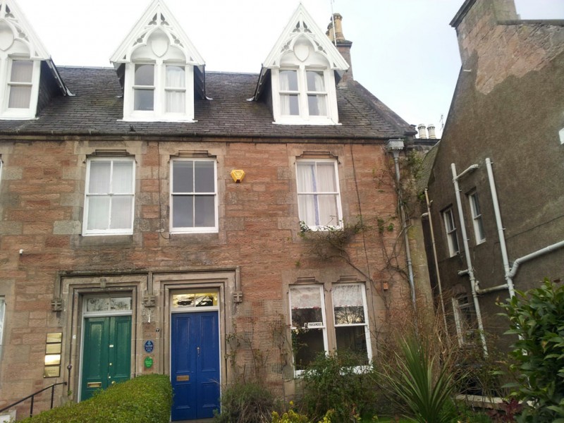 Blick von außen auf das Ness Bank Guest House in Inverness