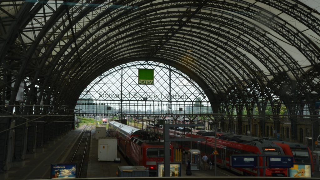 Ausblick aus der DB Bahn Lounge Dresden Hauptbahnhof auf die Gleise