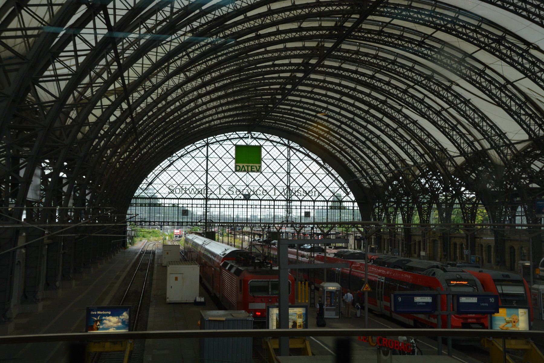 Ausblick aus der DB Bahn Lounge Dresden Hauptbahnhof auf die Gleise