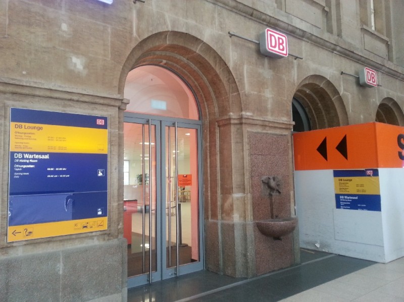 Eingang zur DB Bahn Lounge im Hauptbahnhof Leipzig
