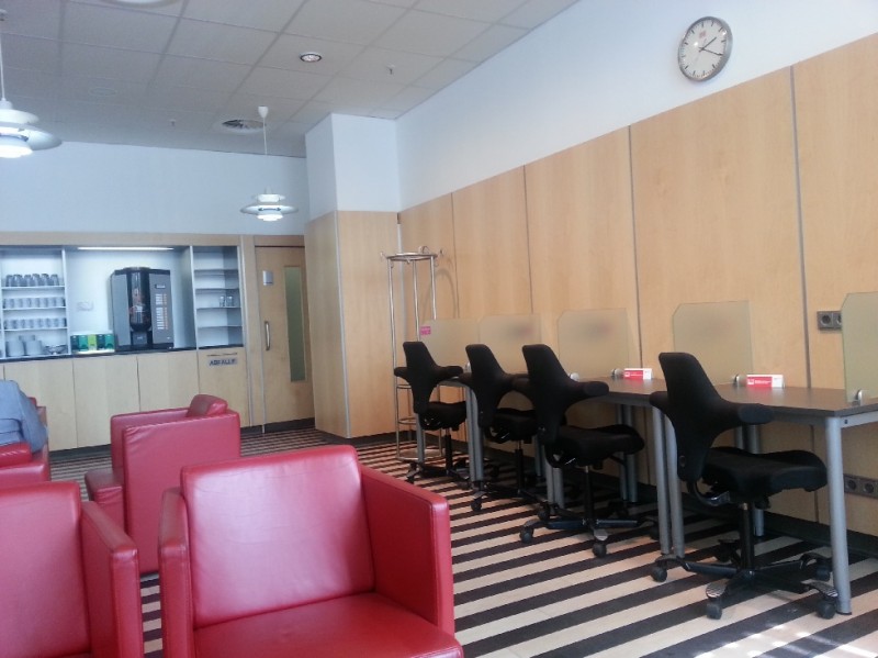 Arbeitsplätze und Getränke in der DB Bahnlounge Leipzig Hauptbahnhof