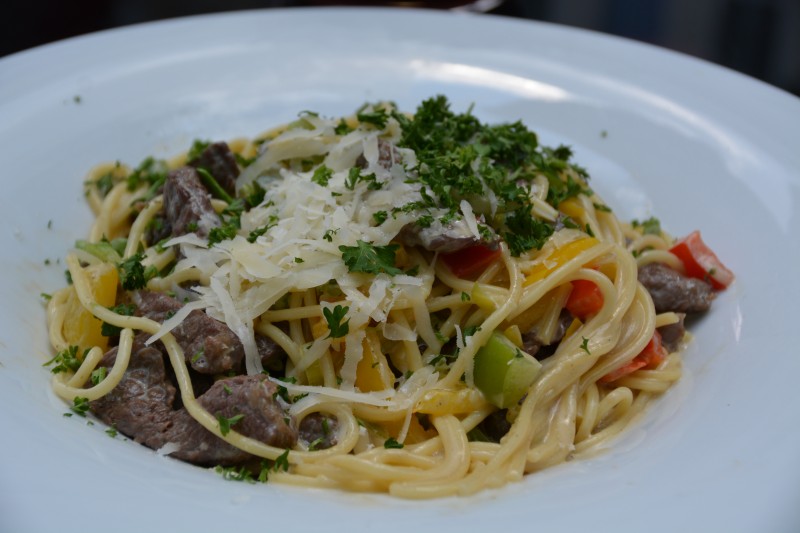 Gebratene Rinderstreifen mit Chili, Paprika, Kräuterrahmsoße und Spaghetti im factory Dresden