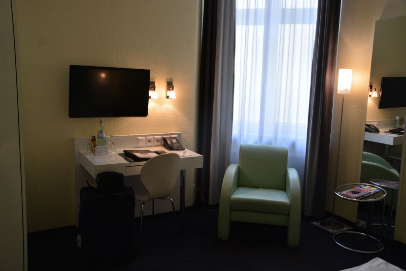 Schreibtisch und Flat TV im Hotel Winters