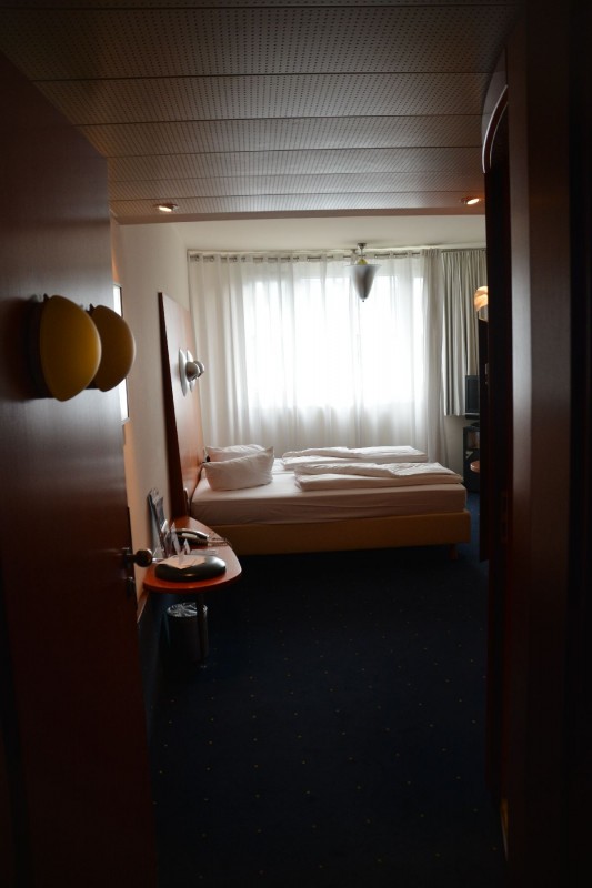 Eingang ins Zimmer 424 des art'otel Dresden
