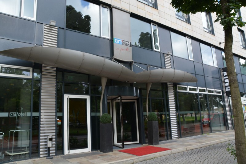Eingang des art'otel Dresden