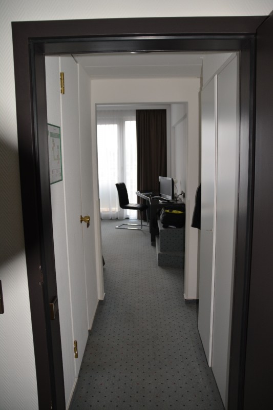 Blick ins Zimmer vom Flur aus des Senats Hotel Köln