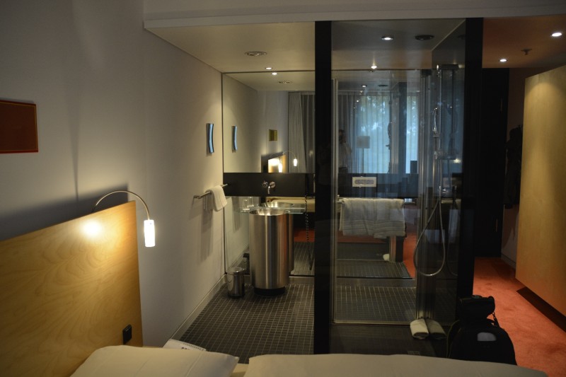 Dusche des Hotel INNSIDE Düsseldorf Seestern vom Bett aus