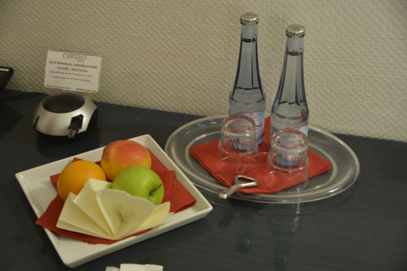 Blick ins Zimmer im Hotel Cerano Köln (Äpfel, Orange, Wasser)