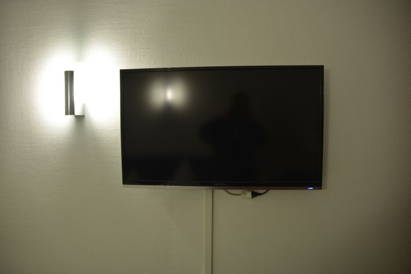 großer LCD Fernseher im Hotel Cerano Köln an der Wand