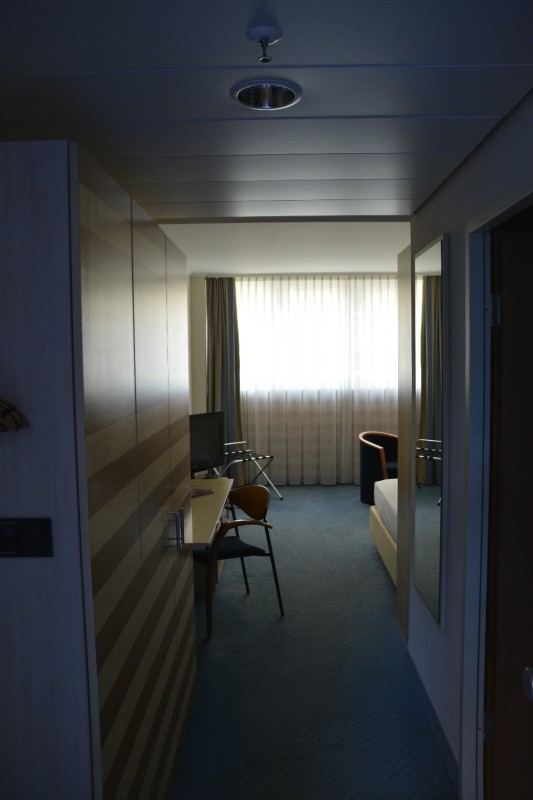 Blick ins Zimmer vom Flur aus im Hotel Köln Lindner Dom Residence