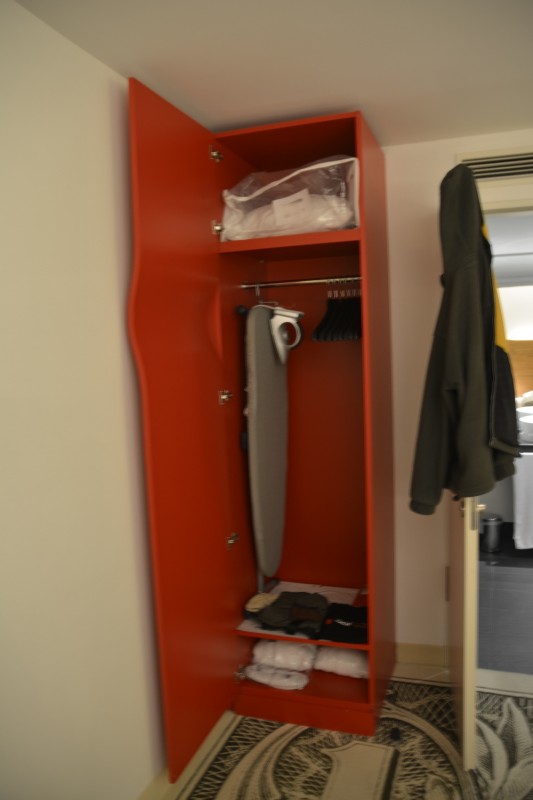 Schrank im Hotel Park Plaza Wallstreet Berlin