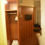 Blick ins Zimmer des Star Inn Hotel Regensburg Zentrum - direkt auf den Schrank