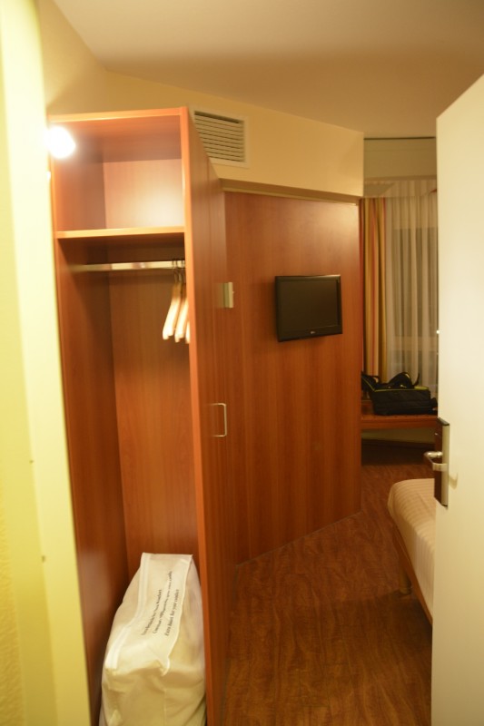 Blick ins Zimmer des Star Inn Hotel Regensburg Zentrum - direkt auf den Schrank