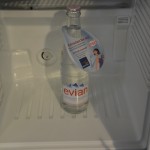 kostenfreie Flasche Wasser in der Minibar des Hotel Suite Novotel Berlin City Potsdamer Platz