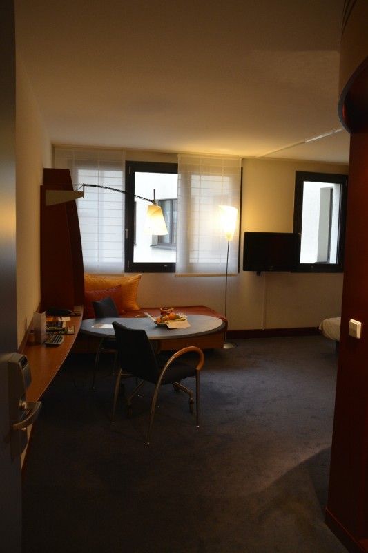 Blick durch die Türe in meine Suite im Novotel Suite Hotel Berlin