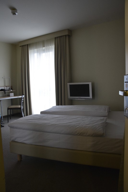 Blick von der Türe ins Zimmer des Hotels Citadine München