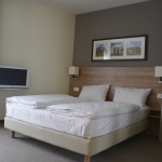 ild vom Bett mit TV im Hotel Citadine München