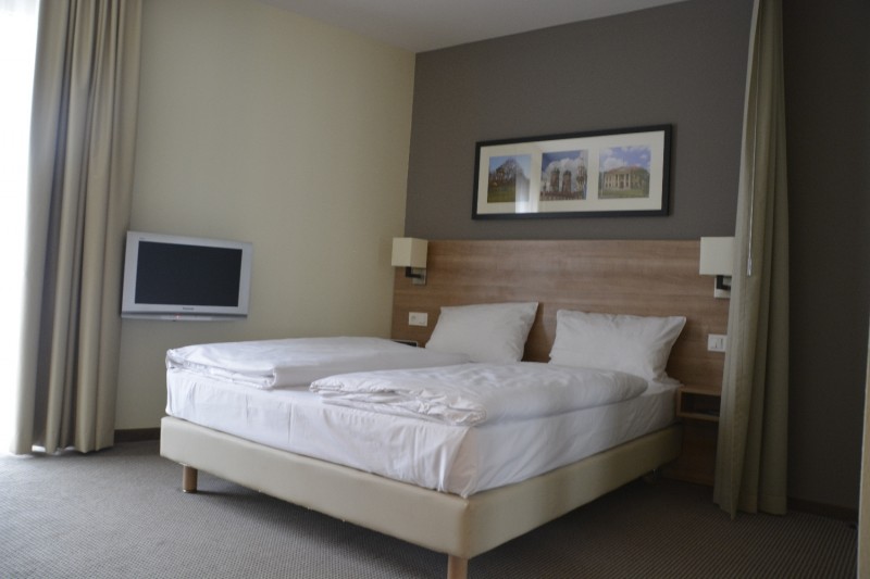 ild vom Bett mit TV im Hotel Citadine München