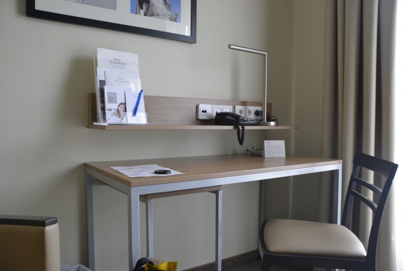 Bild vom ausreichend großen Schreibtisch mit Telefon und LAN Anschluss im Zimmer des Hotels Citadine München