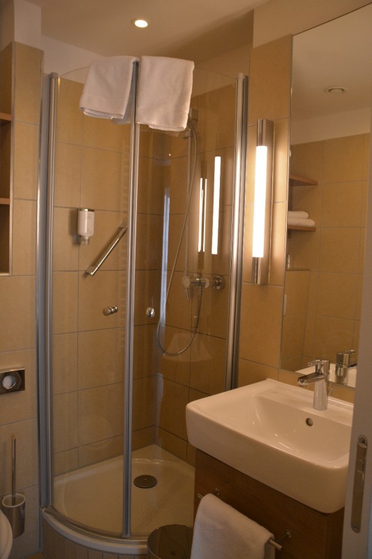 Bild von der eher kleinen Dusche im Hotel Citadine München