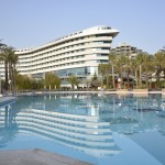 Blick über den Pool zum Hotel Concorde de Luxe in Lara