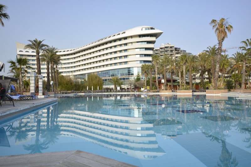 Blick über den Pool zum Hotel Concorde de Luxe in Lara