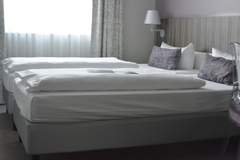 Zwei Einzelbetten im Zimmer 409 im Acomhotel Nürnberg