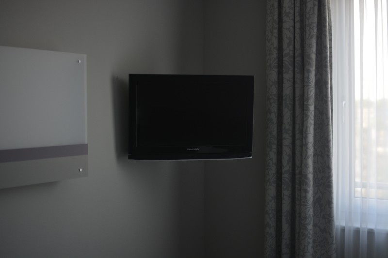 LCD Fernseher hängt neben dem Fenster im Acomhotel Nürnberg