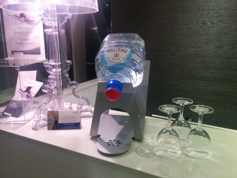Wasserspender als Begrüßungsgetränk im Acomhotel Nürnberg für HRS Gäste... HRS ist bereits informiert