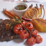 Entrecôte mit Chimichurri, gebackener Polenta mit Tomate und Karotten zum Malbecworldday 2014 im Hotel Schwarzer Bock Wiesbaden