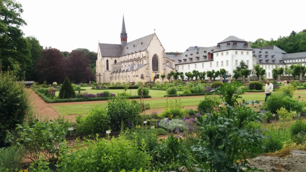 Westerwaldsteig Etappe 9: Teil des Apothekergartens mit Blick über den Klostergarten zur Klosterkirche