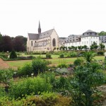 Westerwaldsteig Etappe 9: Teil des Apothekergartens mit Blick über den Klostergarten zur Klosterkirche