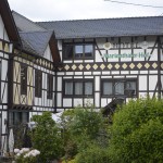 Blick von der Strasse auf das Landhotel Marienthaler Hof am Rande des Westerwaldsteigs