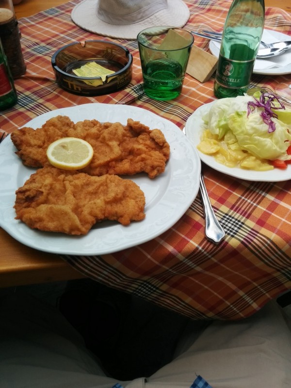 Gebackenes mit Salat im Gasthof Löffler in Wiesenfeld - Pilgern auf der Via Sacra