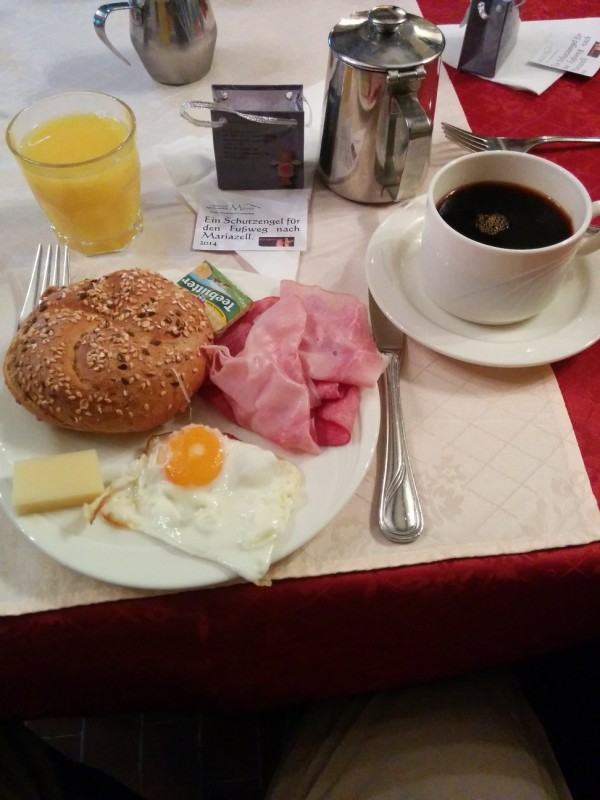 Mein Frühstücksteller im Gasthof Meyer / Annaberg, eine typische Pilgerunterkunft an der Via Sacra