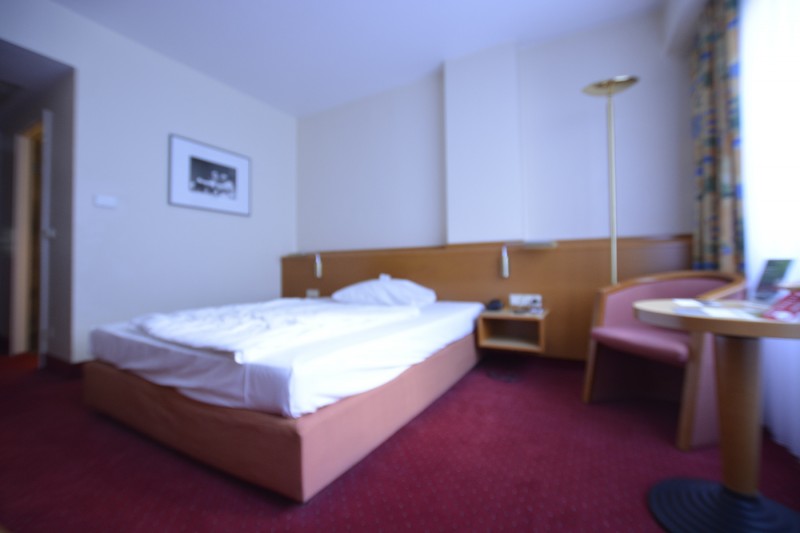 Blick vom Fenster durch das Zimmer des Hotel Mercure Saarbrücken City
