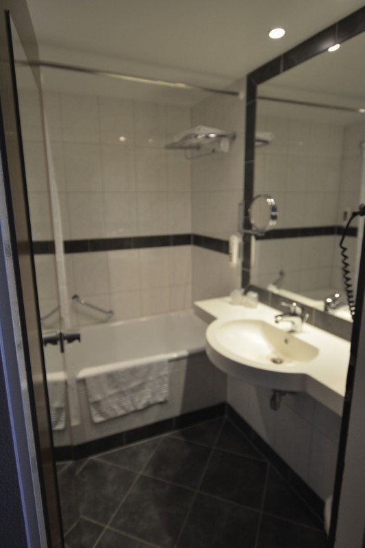 Blick ins Bad mit Badewanne im Hotel Mercure Saarbrücken City
