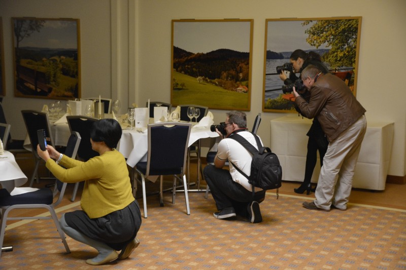 Blgger in Action bei der Besichtigung des Radisson Blu Karlsruhe