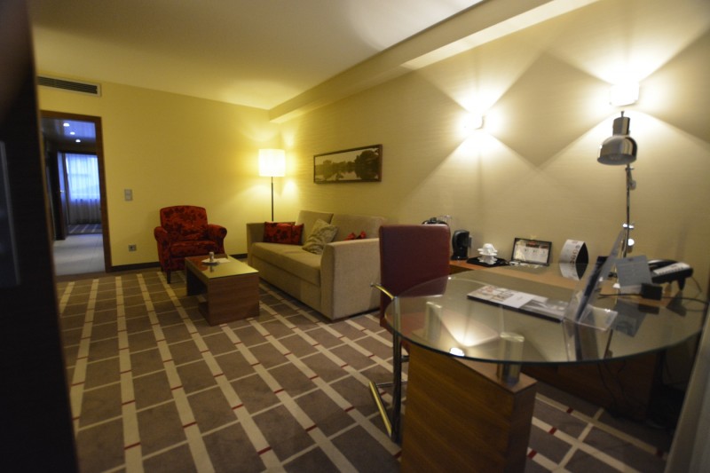 Wohnraum der Privilege-Suite im Mercure Hotel Düsseldorf City Center