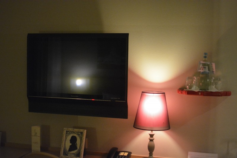 LCD TV im Hotelzimmer des Designhotels Gendarm nouveau Berlin