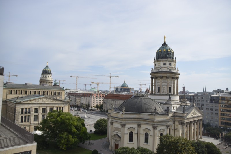 Blick von oben aus der Panoramalounge des Hotels auf den Gendarmenmarkt