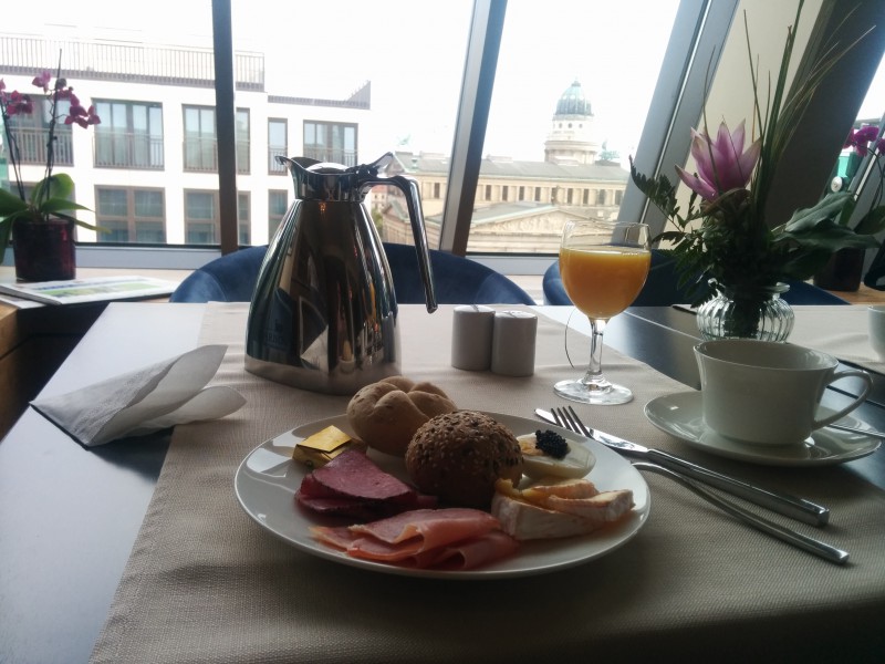 Frühstück mit Ausblick in der Panoramalounge des Hotels Gendarm nouveau Berlin