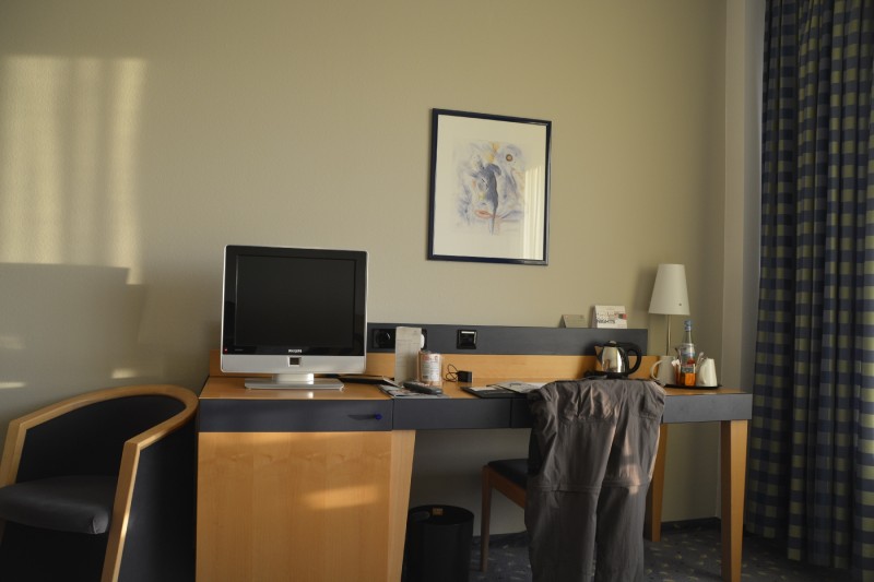 Schreibtisch, LCD-TV und Minibar im Hotel Park Plaza Prenzlauer Berg Berlin