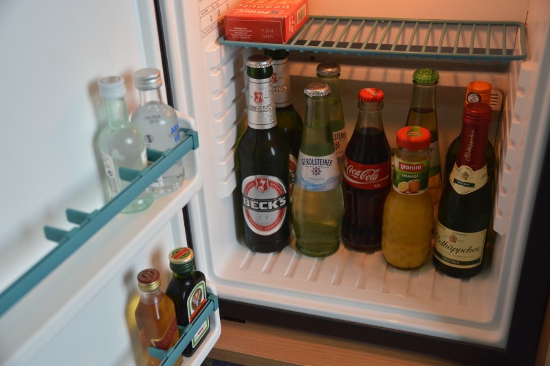 Minibar (Softdrinks 0,2 l 3,00 EUR, Bier 0,33 l 3,50 EUR, Wein und Sekt 6,00 EUR)